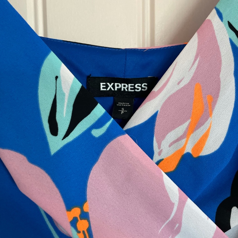Express never worn blue floral mini dress with adjustable straps size small - Picture 2 of 5